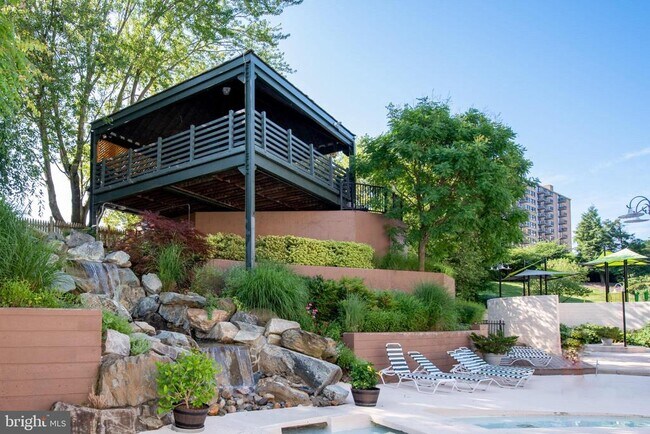 Foto del edificio - 307 Yoakum Pkwy