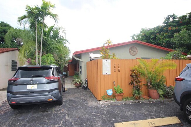 Building Photo - 724 NE 23rd Dr