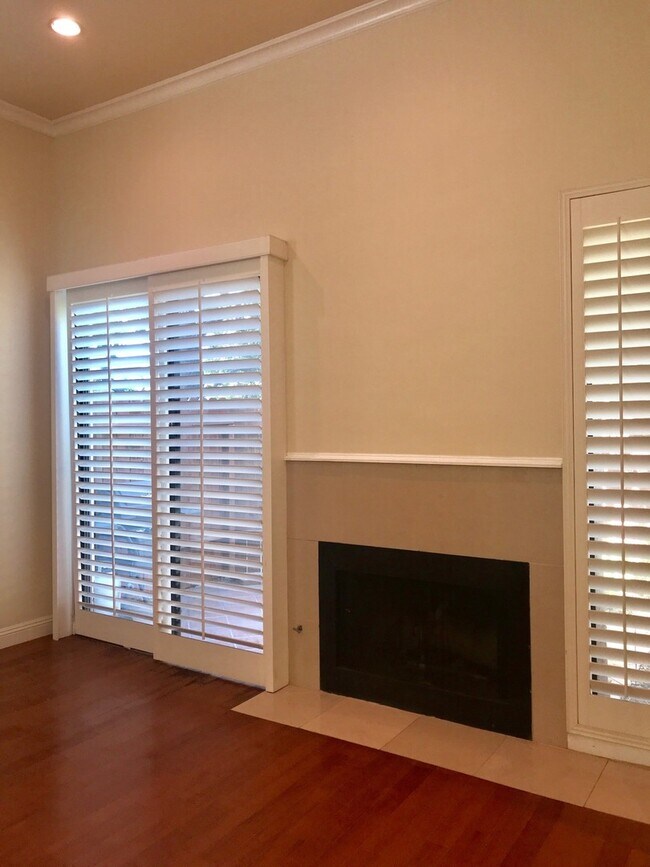 Foto del edificio - Beautiful and spacious multilevel townhouse in model home condition