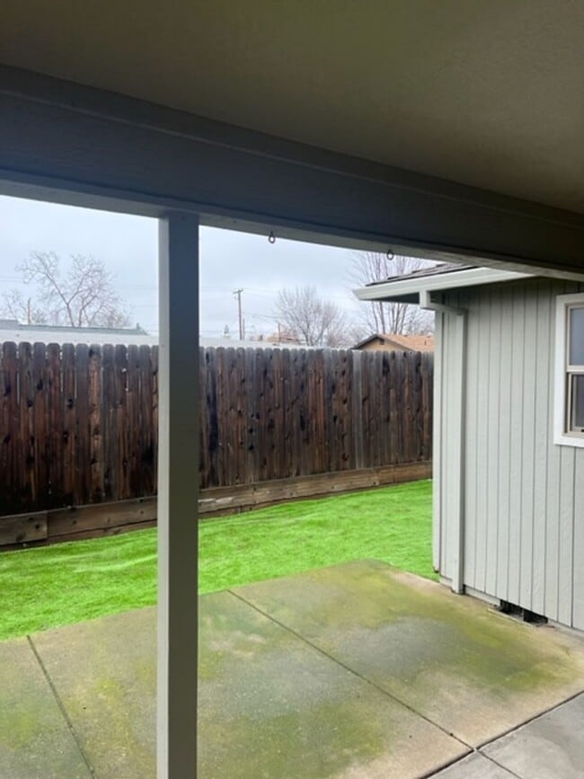 Building Photo - SPACIOUS 3 BEDROOM/ 2 BATH HOME WITH RV/BOAT PARKING