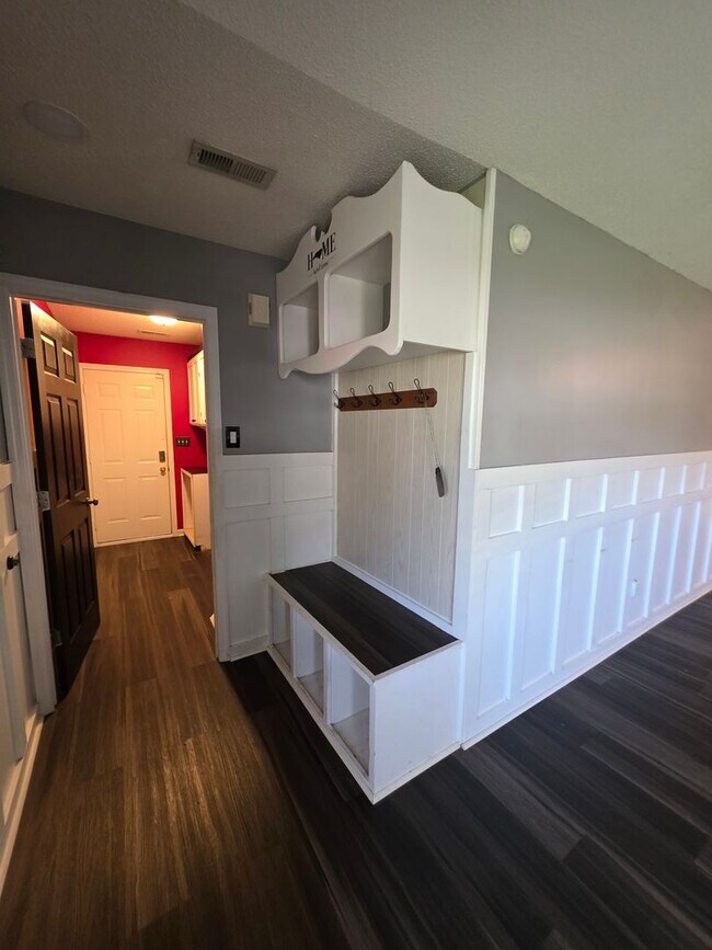 Foto del edificio - 200 Flagstone Ln