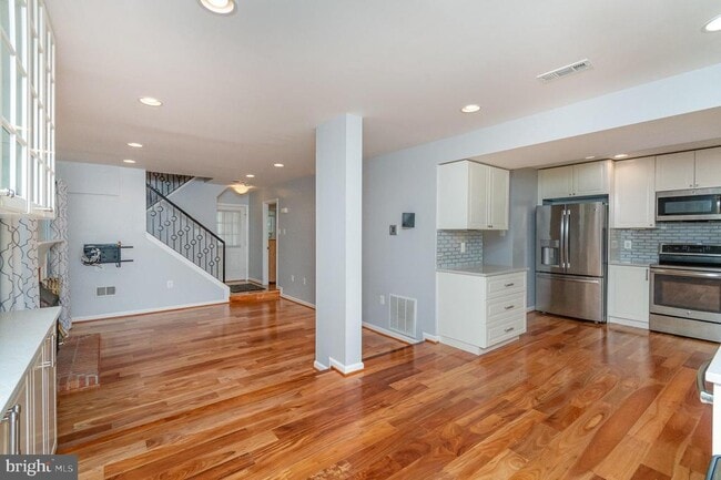 Building Photo - 15090 Holleyside Dr