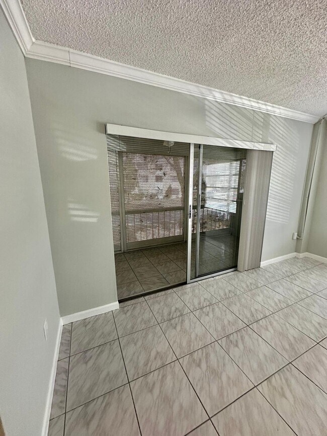 Building Photo - 4158 Inverrary Dr