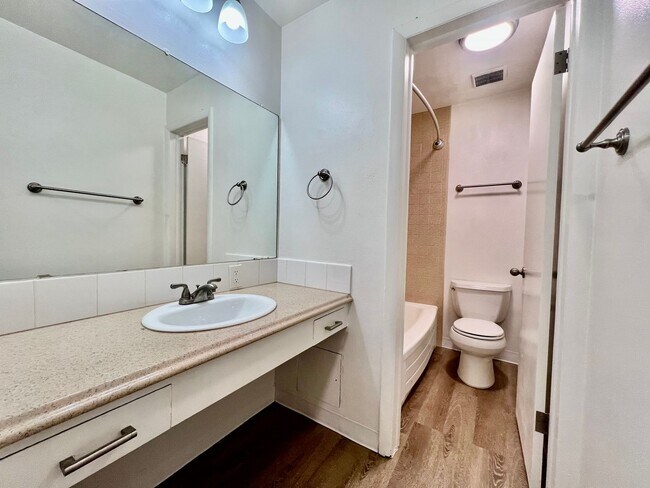 Foto del edificio - Charming Two Bedroom, One Bath, Near Downtown Available late May