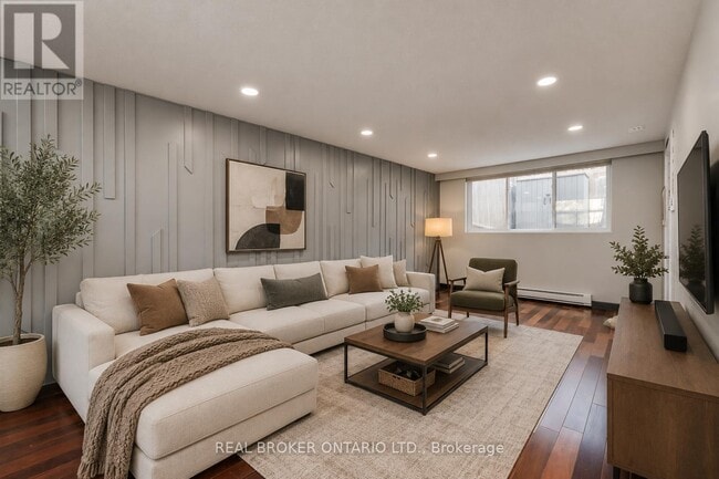 Building Photo - 550 Parkview Crescent