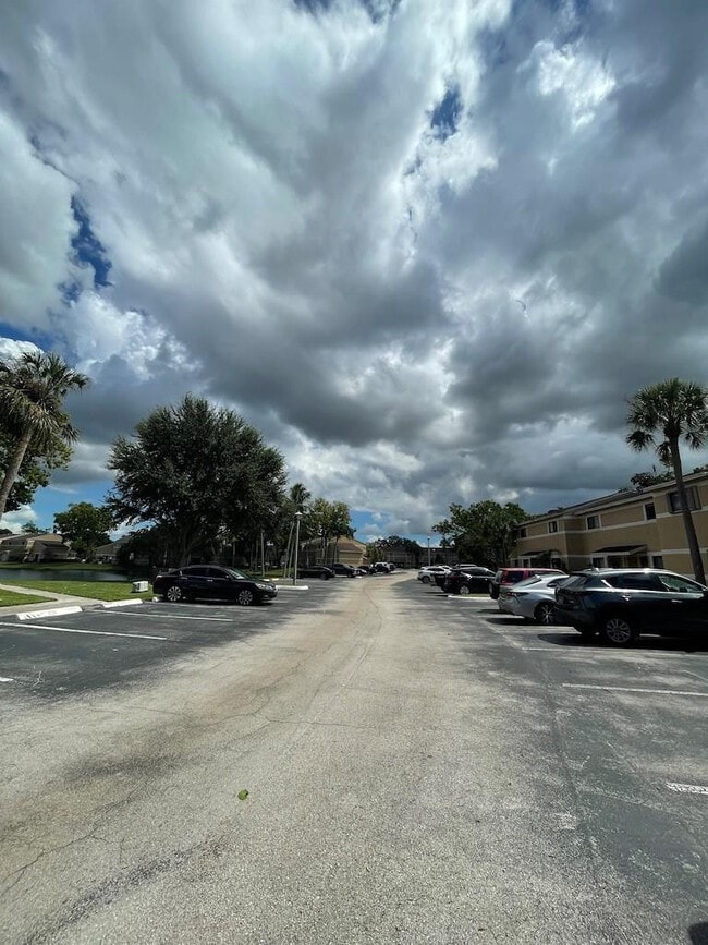 Foto del edificio - 9490 Palm Cir S