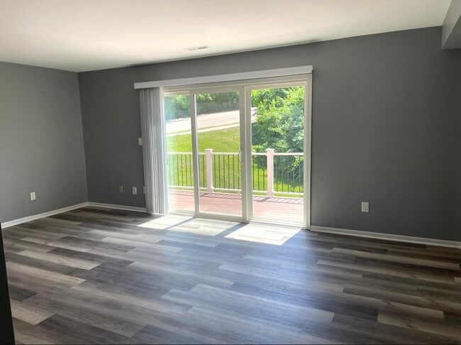 Building Photo - 101 Kingsway Ct