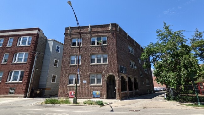 Building Photo - 7416 N Rogers Ave