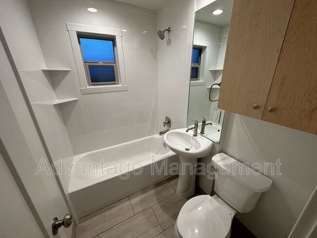 Foto del edificio - 469 E Elm St