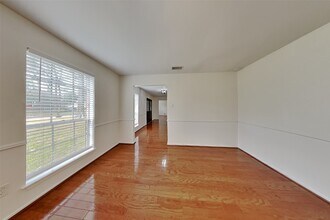 Building Photo - 2137 Parkdale Dr