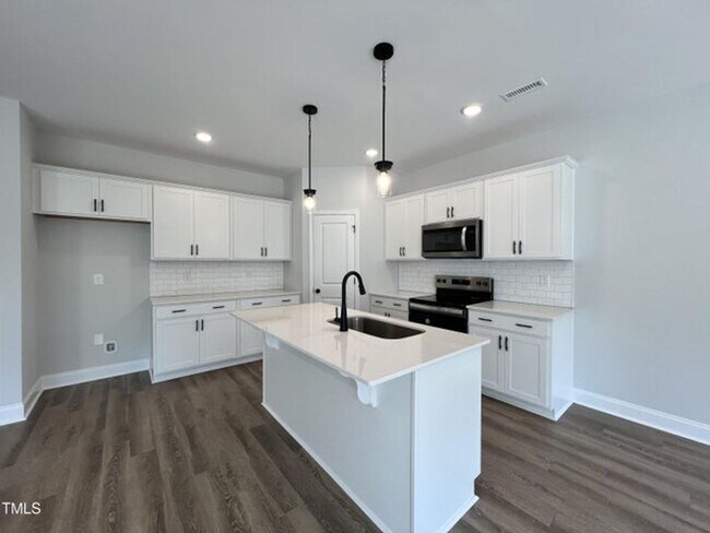 Foto del edificio - 3 Bedroom/2.5 Bath/Loft/1 Car Garage Townhome in Clayton