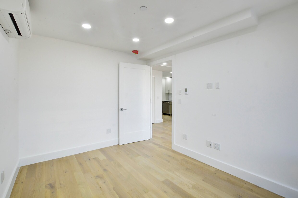 Foto principal - 25-10 38th Ave