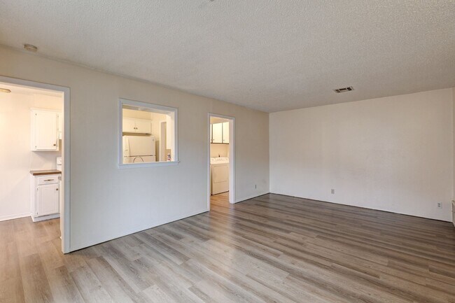Building Photo - Charming 2-Bedroom Duplex with Garage & Mo...
