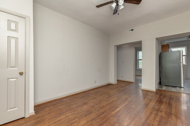 Building Photo - 6042 Kingsbury Ave