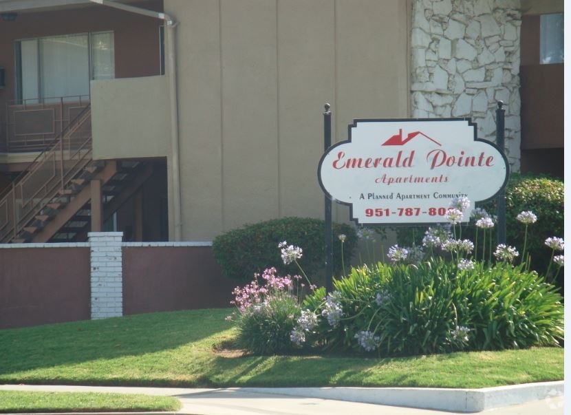 Primary Photo - Emerald Pointe Apartments