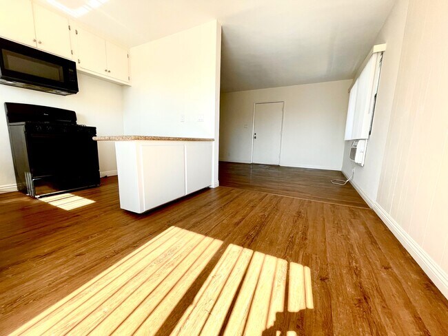Building Photo - 7255 Bakman Ave