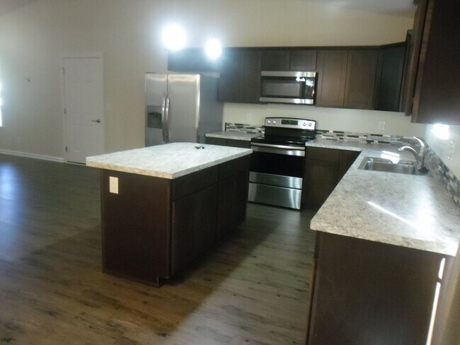 Building Photo - 3 Bdrm, 2 Ba Home