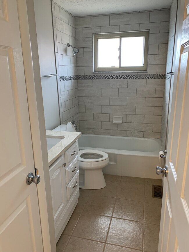 Building Photo - 3461 Village Green Dr