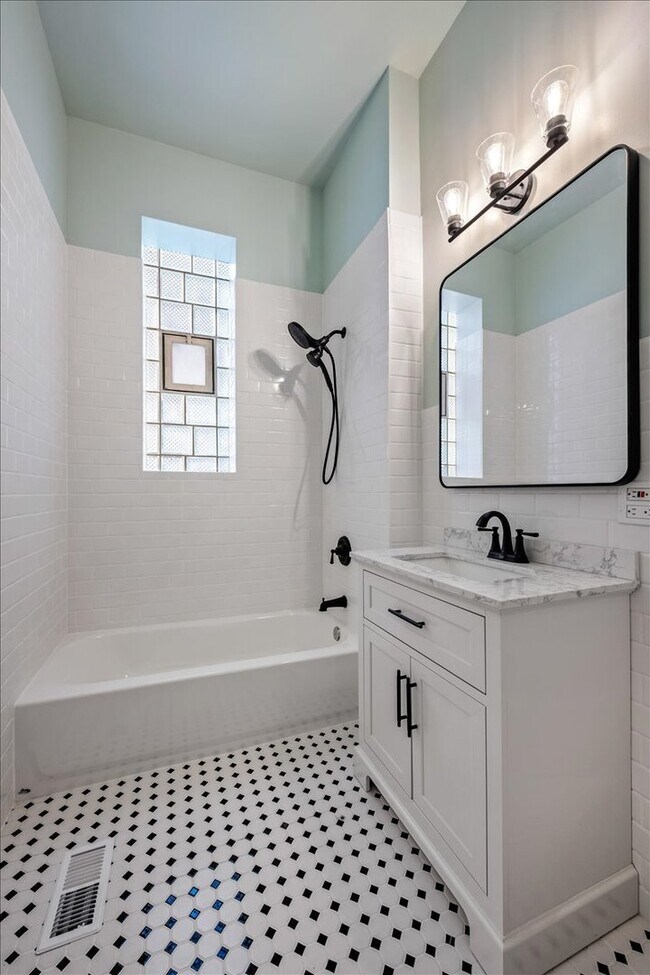 Building Photo - 709 W Roscoe St