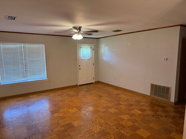 Building Photo - 3 Bed/1.5 Bath in Broadmoor School District