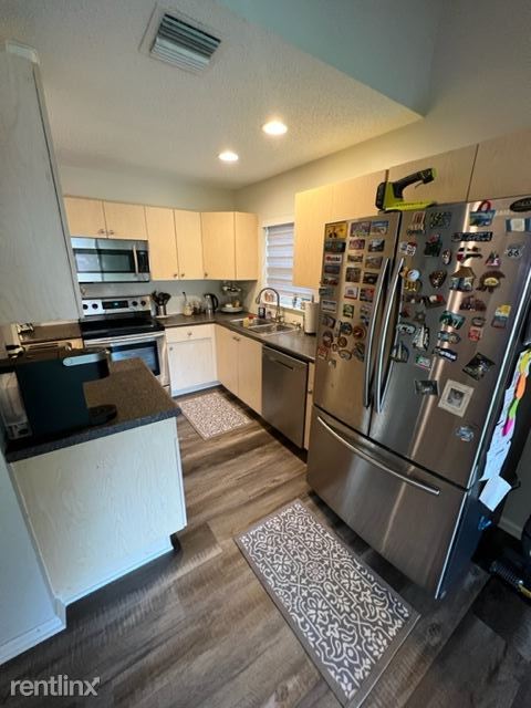 Building Photo - 3 br, 2.5 bath Townhome - Sunset Plaza