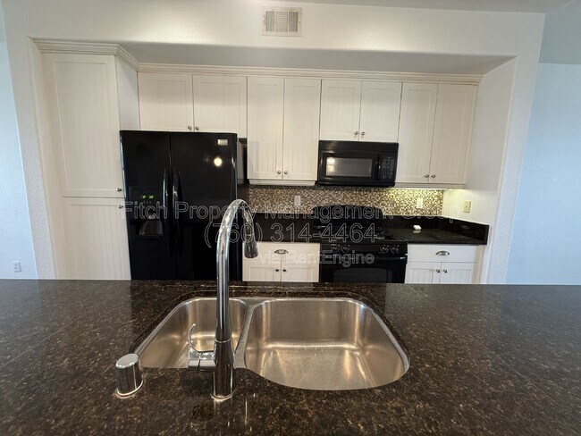 Foto del edificio - 815 Harbor Cliff Way
