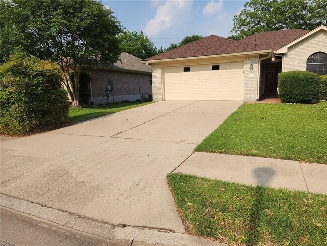 Building Photo - 2600 Willow Way