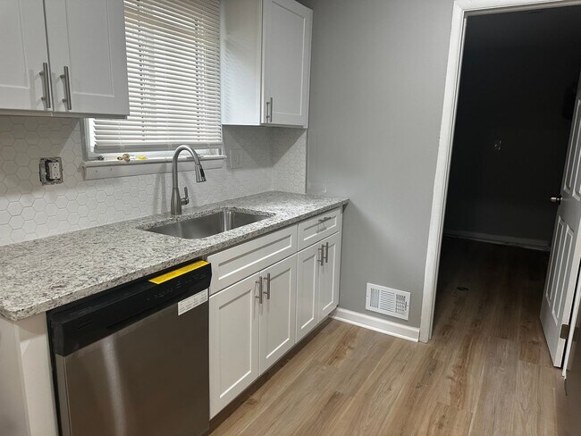 Foto del edificio - 3 Bedroom Home In Harper Woods
