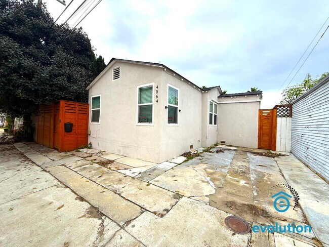 Foto del edificio - 4064 Laverne Pl