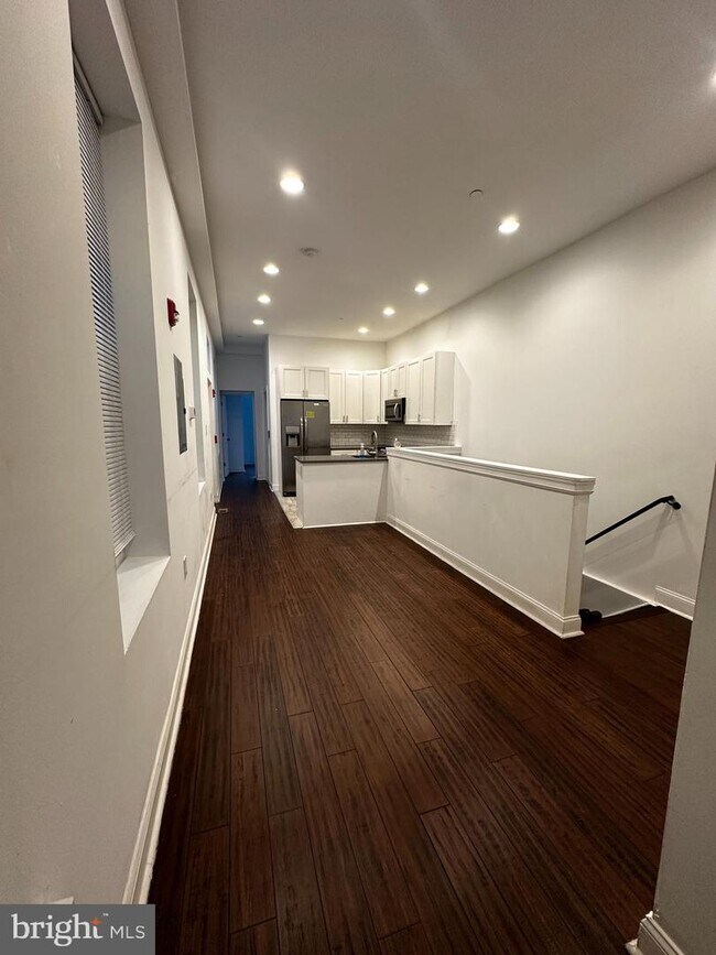 Foto del edificio - 1824 W Girard Ave