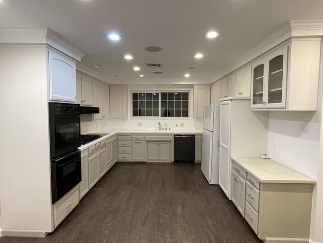 Kitchen - 15925 Acre St