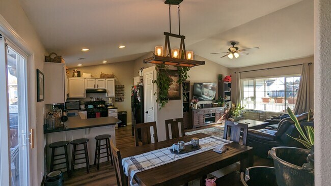Building Photo - 528 W Woodbury Dr