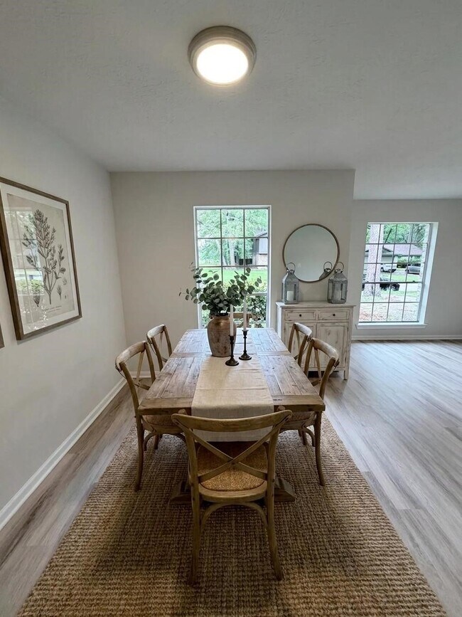 Foto del edificio - 2102 Lake Creek Dr