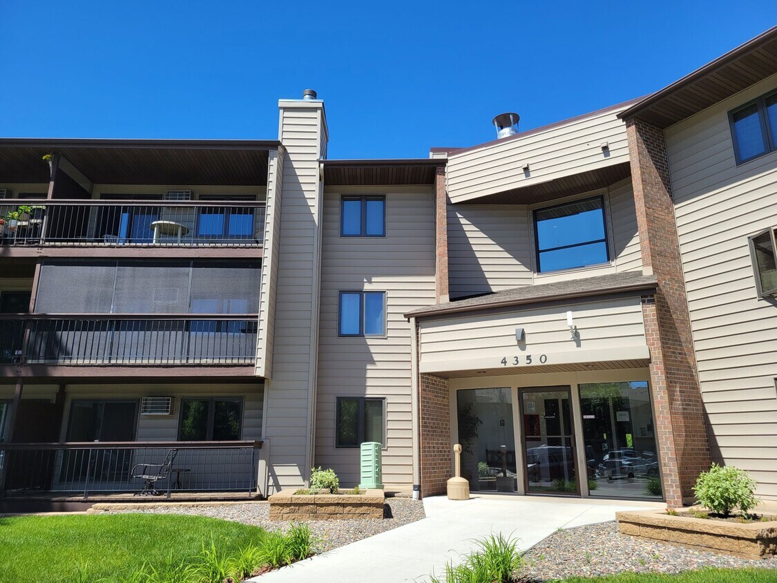 Foto principal - 4350 Trenton Ln N