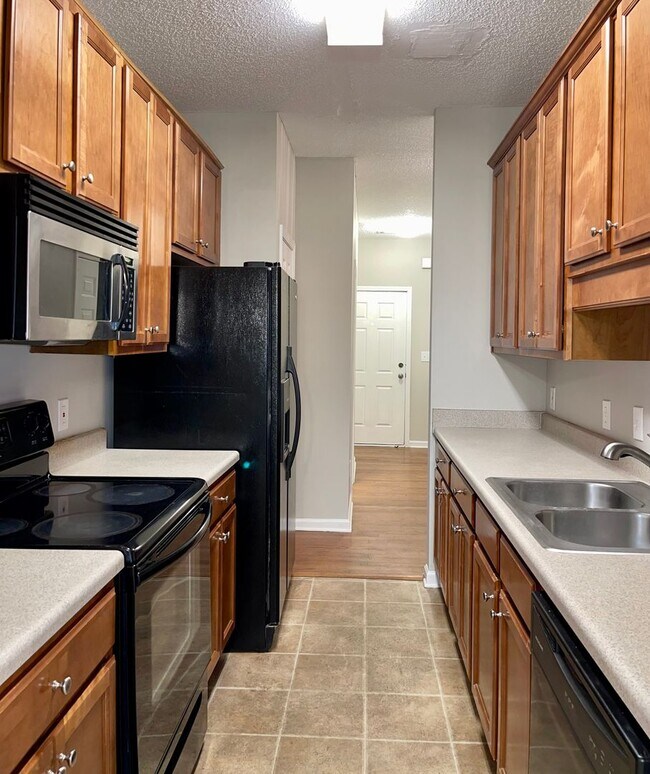 Foto del edificio - Lovely 3 Bedroom/2.5 Bath Town Home w/ Garage!