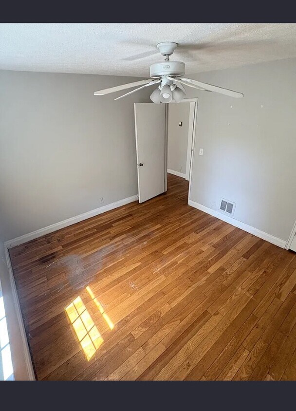 Building Photo - 4705 Bellevue Ave