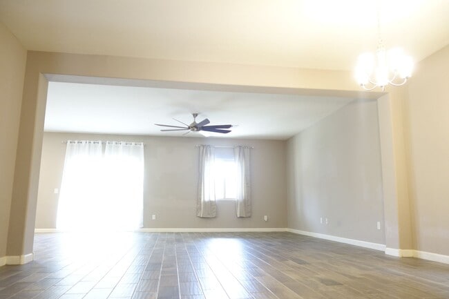 Building Photo - (Vail) Spacious 5 bedroom 3 bath house!