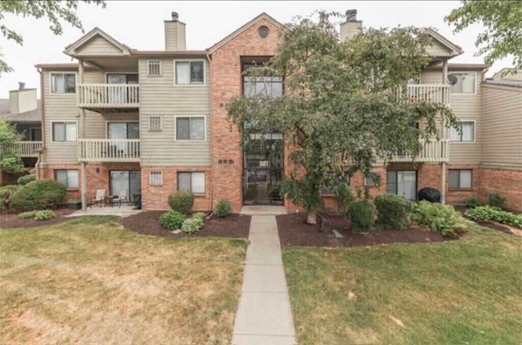 Village of Eagle creek - 4321 Village Parkway Cir W