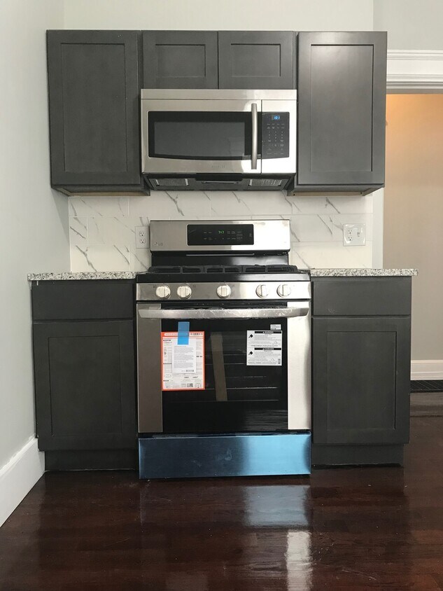 Primary Photo - 211-211 Blake St