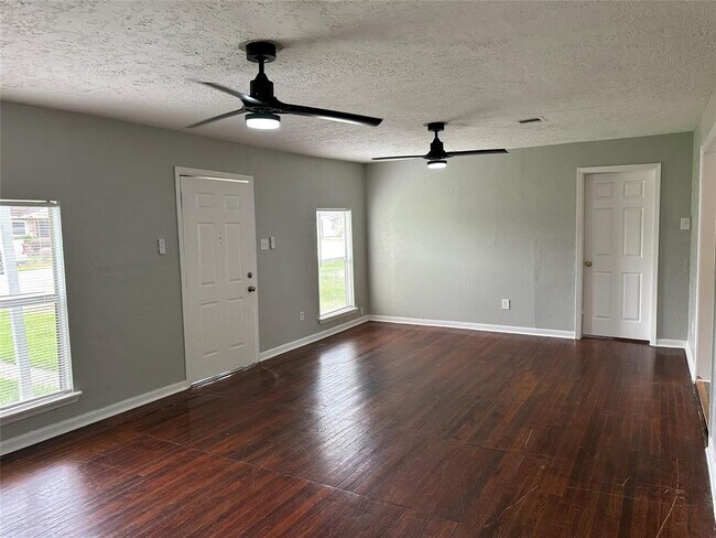 Foto del edificio - 5345 Higgins St