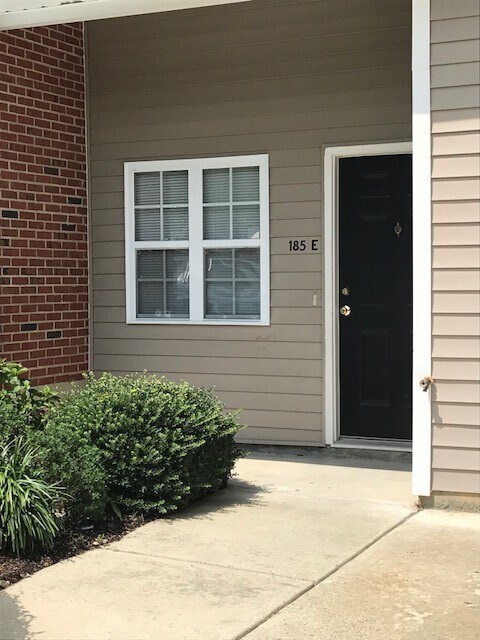 Building Photo - Spacious 3BR, 2.5BA Townhome in Chapel Hill