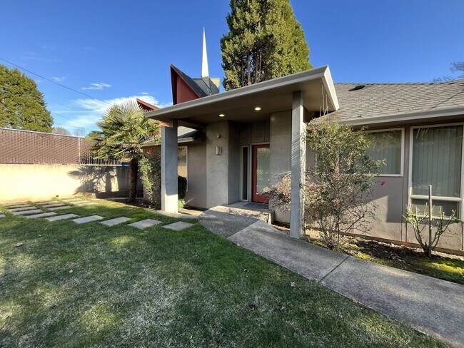 Building Photo - Contemporary SW Portland Home with Garage, A/C, and Prime Location Steps from OHSU and Willamette...
