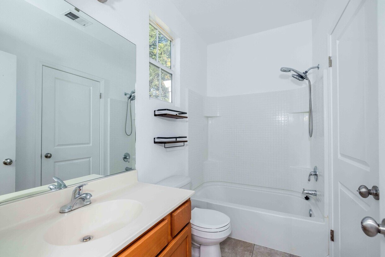 Foto principal - MOVE IN SPECIAL!!! $500 OFF FIRST MONTHS RENT! Come check out this lovely 3 bedroom 2.5 bath home...