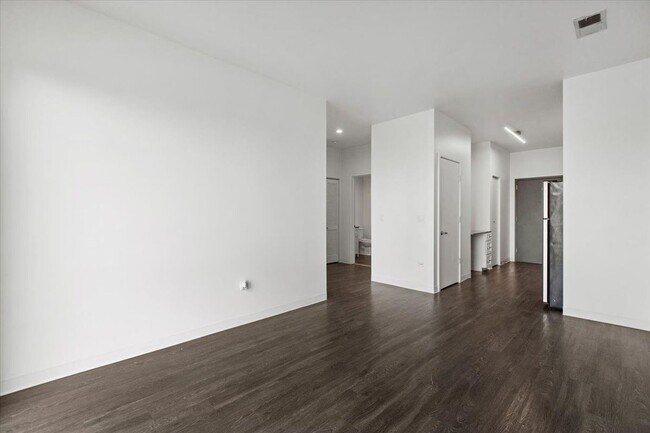 Foto del edificio - 830 N Milwaukee Ave