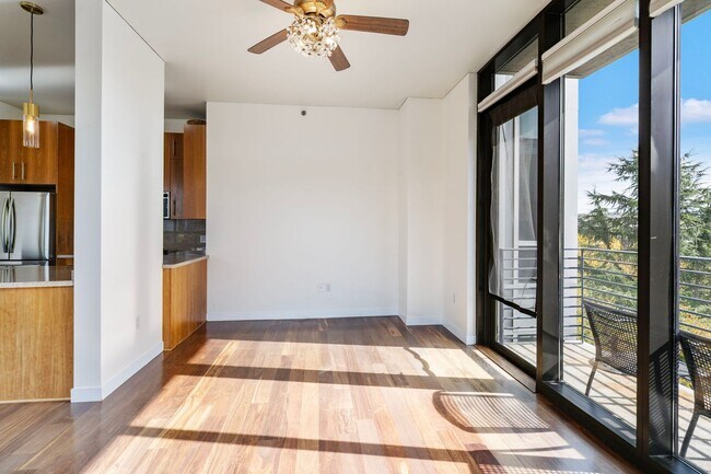 Foto del edificio - Park Place - 1 bed/1.5 bath/bonus room - Pearl District Condo w/NEW paint/bedroom carpet/parking/...