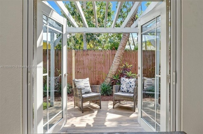 Foto del edificio - 928 NE 18th Ct