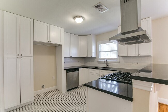 Building Photo - 927 Walling St