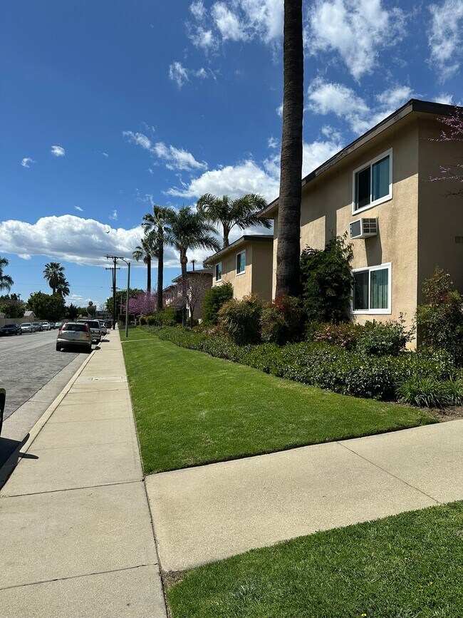 Foto del edificio - 1181 E Hollyvale St