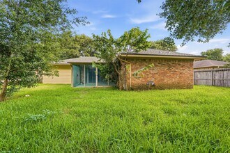 Building Photo - 810 Sunnybrook Ln