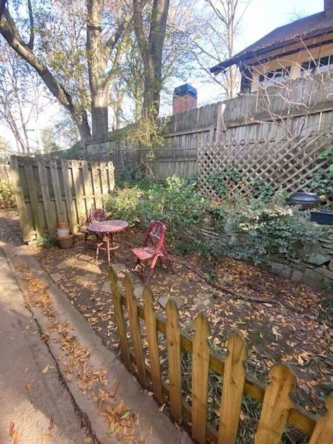Building Photo - Classic 1 Bedroom in Virginia Highlands!